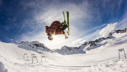 kaiyun.com-2015年季后赛：库里在对阵灰熊的比赛中，投中8个三分球收官，帮助勇士摘得冠军！